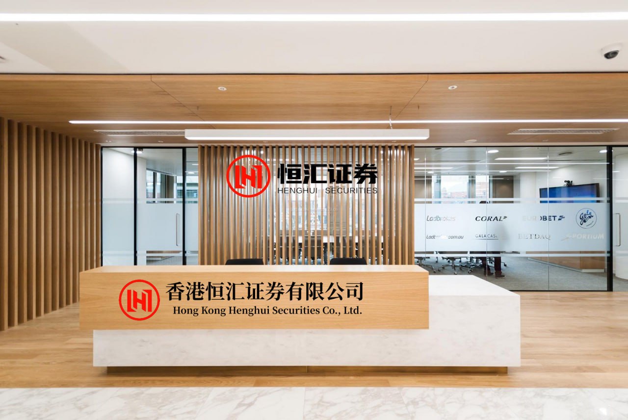股顺网 世界排名飙升355位，19岁的李天阳藏不住了。他是王楚钦、林诗栋的陪练，日常就是块“磨刀石”。谁也没想到，这块石头上了赛场，比刀还快。参赛时，他世界排名才484位。结果，打日本选手，让二追三。碰上赛会3号种子陈垣宇，更狠，只用了22分钟就拿下。人家说他是削球手，他反手却能暴力拧拉，正手爆冲...